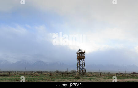 Lone Pine, CA, USA. Apr 21, 2017. L'un des tours de garde à l'Manzanar National Historic Site le jeudi 30 mars 2017 dans la région de Lone Pine, CA.Copyright © 2017 Paul Kitagaki Jr. Crédit : Paul Kitagaki Jr./ZUMA/Alamy Fil Live News Banque D'Images