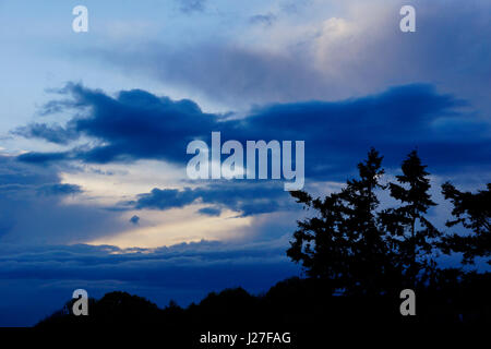 Tuesley ferme, Godalming. 25 avril 2017. Menaces sur l'Home Counties ce soir apporter des précipitations isolées. Storm clouds over Godalming à Surrey. Credit : james jagger/Alamy Live News Banque D'Images