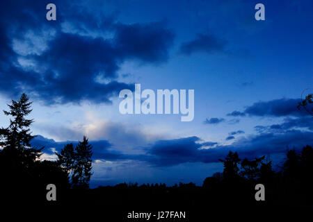 Tuesley ferme, Godalming. 25 avril 2017. Menaces sur l'Home Counties ce soir apporter des précipitations isolées. Storm clouds over Godalming à Surrey. Credit : james jagger/Alamy Live News Banque D'Images