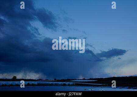 Tuesley ferme, Godalming. 25 avril 2017. Menaces sur l'Home Counties ce soir apporter des précipitations isolées. Storm clouds over Godalming à Surrey. Credit : james jagger/Alamy Live News Banque D'Images