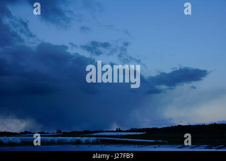 Tuesley ferme, Godalming. 25 avril 2017. Menaces sur l'Home Counties ce soir apporter des précipitations isolées. Storm clouds over Godalming à Surrey. Credit : james jagger/Alamy Live News Banque D'Images