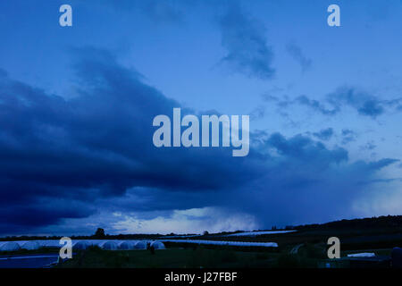 Tuesley ferme, Godalming. 25 avril 2017. Menaces sur l'Home Counties ce soir apporter des précipitations isolées. Storm clouds over Godalming à Surrey. Credit : james jagger/Alamy Live News Banque D'Images