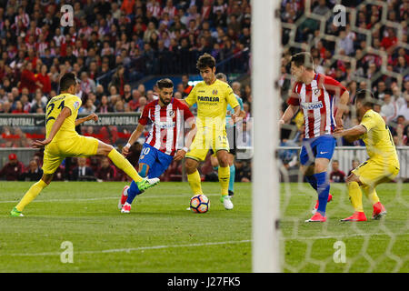 Yannick Carrasco (10) joueur de l'Atlético de Madrid. La Liga entre l'Atletico de Madrid vs FC Villerreal au stade Vicente Calderon à Madrid, Espagne, le 25 avril 2017 . Banque D'Images