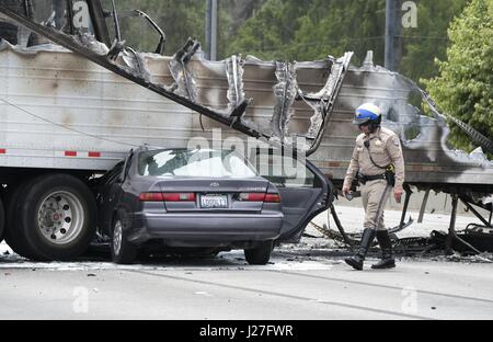 Los Angeles, Californie, USA. Apr 25, 2017. Pompiers et policiers inspecter les lieux après une collision impliquant deux véhicules big rigs et plusieurs véhicules de passagers, sur l'Interstate 5 Freeway près de Griffith Park, mardi. L'accident fait un mort et neuf autres blessés, dont un grièvement, et forcé la fermeture de la Golden State Freeway (5) dans les deux directions dans la région de Los Feliz. Ringo : crédit Chiu/ZUMA/Alamy Fil Live News Banque D'Images