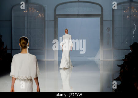 Barcelone, Catalogne, Espagne. Apr 25, 2017. La piste de marche des modèles du Rosa Clara montrer lors de la Barcelona Bridal Week 2017. Crédit : Jordi Boixareu/ZUMA/Alamy Fil Live News Banque D'Images