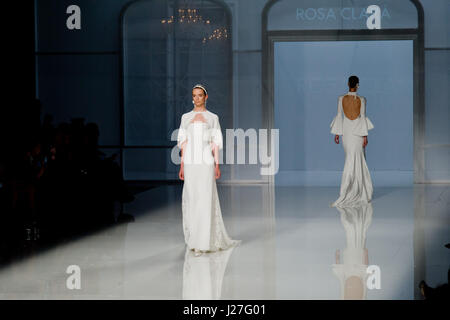 Barcelone, Catalogne, Espagne. Apr 25, 2017. La piste de marche des modèles du Rosa Clara montrer lors de la Barcelona Bridal Week 2017. Crédit : Jordi Boixareu/ZUMA/Alamy Fil Live News Banque D'Images