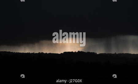 Bath, Somerset, Royaume-Uni. Apr 25, 2017. Météo britannique. La neige qui tombe dans la baignoire avril, Somerset, Royaume-Uni. Sombres nuages apportent la neige et à la tombée du jour, vue sur la campagne à l'Est de l'UNESCO World Heritage City Crédit : Ian Redding/Alamy Live News Banque D'Images