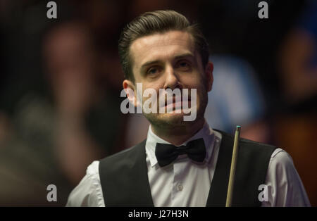 Sheffield, Angleterre. Apr 25, 2017. Mark Selby, d'Angleterre réagit durant son quart de match contre Marco Fu de Hong Kong, de la Chine au cours de la World Snooker Championship 2017 au théâtre Crucible à Sheffield, en Grande-Bretagne, le 25 avril 2017. Crédit : Jon Buckle/Xinhua/Alamy Live News Banque D'Images