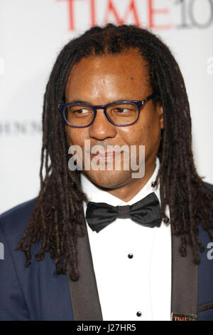 New York, USA. Apr 25, 2017. Colson Whitehead assiste à l'heure 2017 100 Gala au Jazz at Lincoln Center le 25 avril 2017 à New York. Crédit : l'accès Photo/Alamy Live News Banque D'Images