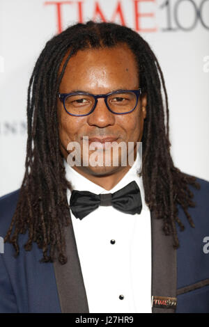 New York, USA. Apr 25, 2017. Colson Whitehead assiste à l'heure 2017 100 Gala au Jazz at Lincoln Center le 25 avril 2017 à New York. Crédit : l'accès Photo/Alamy Live News Banque D'Images