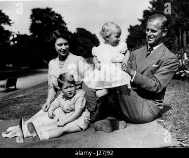 08 août 1951 - Famille heureuse à Clarence House. : et leurs enfants le Prince Charles (né le 14 novembre 1948) et de la princesse Anne (né le 15 août 1950) ont été photographiés récemment à la résidence londonienne du couple Clarence House. La photo montre un groupe heureux, comme la princesse sourit fièrement sur sa famille et la Princesse Anne sourit effrontément à son père, est le motif de Clarence House. (Crédit Image : © Keystone Press Agency/Keystone USA par ZUMAPRESS.com) Banque D'Images