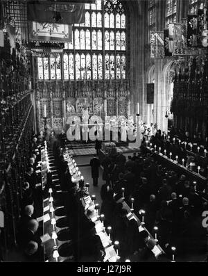 Mar. 03, 1953 - Queen Mary : la scène finale : la scène, sombre et impressionnant, au service funéraire de la Reine Marie dans la chapelle St. George, Windsor aujourd'hui (mardi). Été à patte sur la droite de l'image sont (de gauche à droite), la reine Elizabeth la reine mère et la princesse Margaret. Debout devant le cercueil sont (de gauche à droite) Le duc de Kent ; le duc d'Golucerster ; Le comte d'Athlone, Queen Mary's brothers ; theDuke de Windsor. Avant l'altérer l'archevêque de Cantorbéry, le Dr Goeffrey Fischer (centre). est vu dirige le service. (Crédit Image : © Keystone Press Agency/Keystone USA vi Banque D'Images