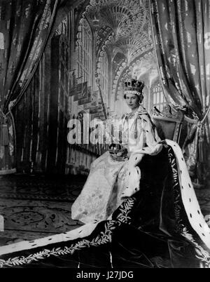 Juin 06, 1953 - La reine Elizabeth II. Dans la salle du trône du Palais de Buckingham après son couronnement : Sa Majesté la Reine Elizabeth II a posé pour cette photo faite par Cecil Beaton, dans la salle du trône au palais de Buckingham après son couronnement, le 2 juin.1953. Elle est vêtue de sa robe de couronnement et sa robe de velours pourpre. Sur sa tête est la couronne impériale. De la main gauche, elle tient l'Orbe, et à sa droite le sceptre avec croix. Sur ses poignets, elle porte la Armills ou bracelets de sincérité. (Crédit Image : © Keystone Press Agency/Keystone USA par ZUMAPRESS.com) Banque D'Images