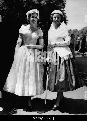 Juin 06, 1954 - Royal Ascot - deuxième jour. Les visiteurs de l'Australie. Photo montre L-R ; Mlle Geneviève H. Seigneur de l'Australie du Sud et Miss Julianne M. McClure portant une étole blanche et chapeau sur une robe rouge à l'arrivée à Ascot aujourd'hui pour la deuxième journée de la séance royale. Mme McClure provient d'Adélaïde. (Crédit Image : © Keystone Press Agency/Keystone USA par ZUMAPRESS.com) Banque D'Images