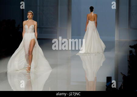 Barcelone, Espagne. Apr 25, 2017. La piste de marche des modèles du Rosa Clara montrer lors de la Barcelona Bridal Week 2017. Crédit : Jordi Boixareu/Alamy Live News Banque D'Images