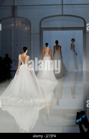 Barcelone, Espagne. Apr 25, 2017. La piste de marche des modèles du Rosa Clara montrer lors de la Barcelona Bridal Week 2017. Crédit : Jordi Boixareu/Alamy Live News Banque D'Images