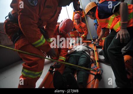 Jakarta, Indonésie. Apr 26, 2017. Les membres de secours participer à un exercice organisé par l'Indonésie en matière de gestion des catastrophes (BNPB) au cours de la journée de préparation aux catastrophes, à Jakarta, Indonésie. Le 26 avril 2017. Préparation aux catastrophes nationales Journée est célébrée tous les 26 avril à l'Indonésie. Credit : Zulkarnain/Xinhua/Alamy Live News Banque D'Images