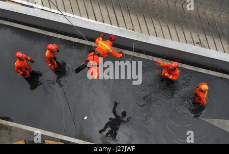 Jakarta, Indonésie. Apr 26, 2017. Les membres de secours participer à un exercice organisé par l'Indonésie en matière de gestion des catastrophes (BNPB) au cours de la journée de préparation aux catastrophes, à Jakarta, Indonésie. Le 26 avril 2017. Préparation aux catastrophes nationales Journée est célébrée tous les 26 avril à l'Indonésie. Credit : Zulkarnain/Xinhua/Alamy Live News Banque D'Images