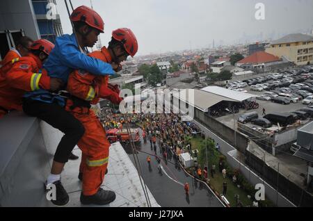 Jakarta, Indonésie. Apr 26, 2017. Les membres de secours participer à un exercice organisé par l'Indonésie en matière de gestion des catastrophes (BNPB) au cours de la journée de préparation aux catastrophes, à Jakarta, Indonésie. Le 26 avril 2017. Préparation aux catastrophes nationales Journée est célébrée tous les 26 avril à l'Indonésie. Credit : Zulkarnain/Xinhua/Alamy Live News Banque D'Images