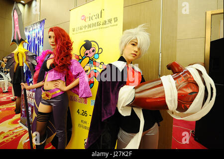 Hangzhou, Chine. Apr 26, 2017. Les cosplayers. La 13e China International Cartoon & Animation Festival a lieu du 26 avril au 1er mai à Hangzhou, Zhejiang Province de Chine orientale. Crédit : SIPA Asie/ZUMA/Alamy Fil Live News Banque D'Images