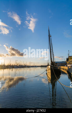 Newlyn, Cornwall, UK. 26 avril 2017. Météo britannique. Un début de journée ensoleillée pour la flotte de pêche au port de Newlyn, avec moins de vent qu'hier et beaucoup de soleil dès le début. Crédit : Simon Maycock/Alamy Live News Banque D'Images