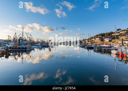 Newlyn, Cornwall, UK. 26 avril 2017. Météo britannique. Un début de journée ensoleillée pour la flotte de pêche au port de Newlyn, avec moins de vent qu'hier et beaucoup de soleil dès le début. Crédit : Simon Maycock/Alamy Live News Banque D'Images