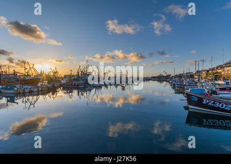 Newlyn, Cornwall, UK. 26 avril 2017. Météo britannique. Un début de journée ensoleillée pour la flotte de pêche au port de Newlyn, avec moins de vent qu'hier et beaucoup de soleil dès le début. Crédit : Simon Maycock/Alamy Live News Banque D'Images