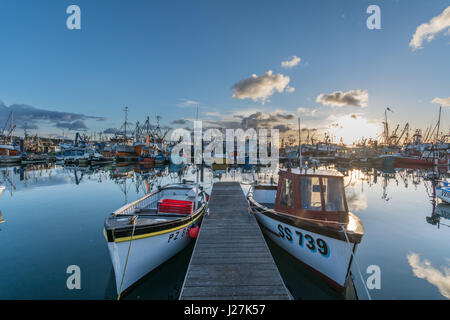 Newlyn, Cornwall, UK. 26 avril 2017. Météo britannique. Un début de journée ensoleillée pour la flotte de pêche au port de Newlyn, avec moins de vent qu'hier et beaucoup de soleil dès le début. Crédit : Simon Maycock/Alamy Live News Banque D'Images