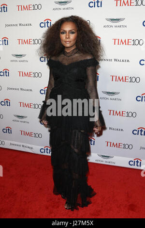 New York, USA. Apr 25, 2017. Janet Mock assiste à l'époque 100 Gala au Frederick P. Rose Hall le 25 avril 2017 à New York. Credit : Debby Wong/Alamy Live News Banque D'Images