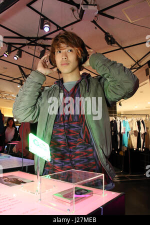 Tokyo, Japon. Apr 26, 2017. Nagabuchi Ren, chanteuse de rock japonais et un fils de Tsuyoshi nagabuchi sourire alors qu'il visite le magasin Isetan pour l'ouverture de 'Rock' Ligne de temps, grand magasin de neuf cas à Tokyo, le mercredi 26 avril, 2017. Le magasin Isetan ouvre un pop up store de biens pour la prochaine génération des musiciens de rock. Credit : Yoshio Tsunoda/AFLO/Alamy Live News Banque D'Images