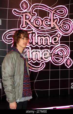 Tokyo, Japon. Apr 26, 2017. Nagabuchi Ren, chanteuse de rock japonais et un fils de Tsuyoshi nagabuchi sourire alors qu'il visite le magasin Isetan pour l'ouverture de 'Rock' Ligne de temps, grand magasin de neuf cas à Tokyo, le mercredi 26 avril, 2017. Le magasin Isetan ouvre un pop up store de biens pour la prochaine génération des musiciens de rock. Credit : Yoshio Tsunoda/AFLO/Alamy Live News Banque D'Images