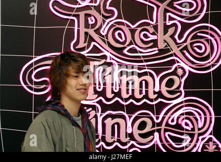 Tokyo, Japon. Apr 26, 2017. Nagabuchi Ren, chanteuse de rock japonais et un fils de Tsuyoshi nagabuchi sourire alors qu'il visite le magasin Isetan pour l'ouverture de 'Rock' Ligne de temps, grand magasin de neuf cas à Tokyo, le mercredi 26 avril, 2017. Le magasin Isetan ouvre un pop up store de biens pour la prochaine génération des musiciens de rock. Credit : Yoshio Tsunoda/AFLO/Alamy Live News Banque D'Images