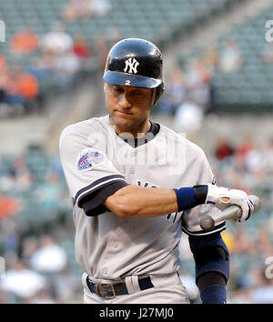 Baltimore, MD - 28 mai 2008 -- New York Yankees l'arrêt-court Derek Jeter (2) montre la frustration après suppression, dans la troisième manche contre les Orioles de Baltimore à l'Oriole Park at Camden Yards de Baltimore, MD, le mercredi 28 mai 2008..Credit : Ron Sachs / CNP.(RESTRICTION : NO New York ou le New Jersey Journaux ou journaux dans un rayon de 75 km de la ville de New York) - AUCUN FIL SERVICE - Photo : Ron Sachs/consolidé Nouvelles Photos/Ron Sachs - CNP Banque D'Images