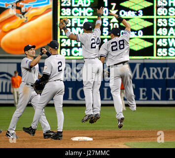 Baltimore, MD - 28 mai 2008 -- New York Yankees célèbrent leur 4 - 2 victoire sur les Orioles de Baltimore à l'Oriole Park at Camden Yards de Baltimore, MD, le mercredi 28 mai 2008. De gauche à droite : gauche fielder Johnny Damon (18) ; l'arrêt-court Derek Jeter (2) ; le deuxième but Robinson Cano (24) ; et centre fielder Melky Cabrera (28)..Credit : Ron Sachs / CNP.(RESTRICTION : NO New York ou le New Jersey Journaux ou journaux dans un rayon de 75 km de la ville de New York) - AUCUN FIL SERVICE - Photo : Ron Sachs/consolidé Nouvelles Photos/Ron Sachs - CNP Banque D'Images