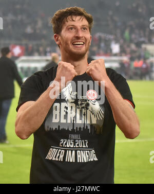 Moenchengladbach, Allemagne. Apr 25, 2017. DFB Pokal Halbfinale, Borussia Moenchengladbach - Eintracht Frankfurt, David Abraham (SGE) célèbre im Berlin-Shirt. Credit : Juergen Schwarz/Alamy Live News Banque D'Images