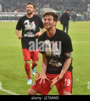 Moenchengladbach, Allemagne. Apr 25, 2017. DFB Pokal Halbfinale, Borussia Moenchengladbach - Eintracht Frankfurt, David Abraham (SGE) célèbre im Berlin-Shirt. Credit : Juergen Schwarz/Alamy Live News Banque D'Images