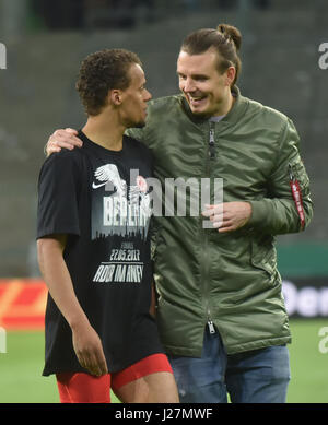 Moenchengladbach, Allemagne. Apr 25, 2017. DFB Pokal Halbfinale, Borussia Moenchengladbach - Eintracht Frankfurt, Alexander Meier (SGE, R) hugs Timothy Chandler. Credit : Juergen Schwarz/Alamy Live News Banque D'Images