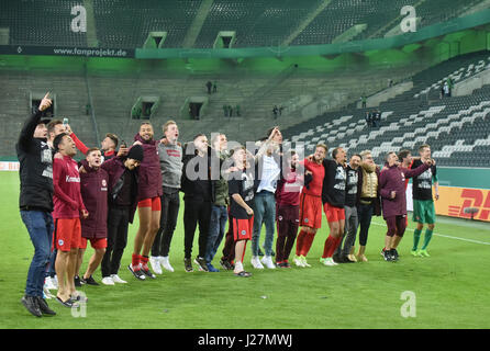 Moenchengladbach, Allemagne. Apr 25, 2017. DFB Pokal Halbfinale, Borussia Moenchengladbach - Eintracht Frankfurt, Jubel Eintracht vor den Fans. Credit : Juergen Schwarz/Alamy Live News Banque D'Images