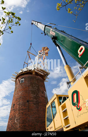 Norfolk Broads, UK. 16 mai, 2017. Un établissement emblématique sur les Norfolk Broads, Horsey Mill Bazin, obtient son cap en place après un an de travaux de restauration. On espère l'emblématique monument, construit en 1912 en remplacement d'un moulin du 19e siècle endommagé, il faudra remettre en place les voiles plus tard cet été. Credit : Adrian Buck/Alamy Live News Banque D'Images