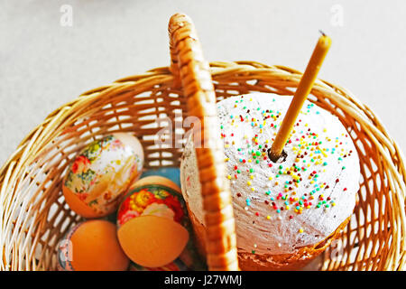 Panier de pâques traditionnel avec gâteau kulich style ukrainien et les oeufs colorés Banque D'Images