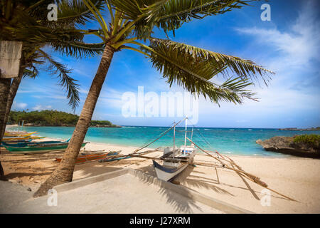 Bateau blanc sur une plage tropicale, Philippines bateau traditionnel Banque D'Images