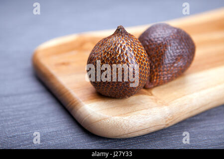 Salak fruits dans un serpent ou texturé en bois, plantes exotiques Banque D'Images