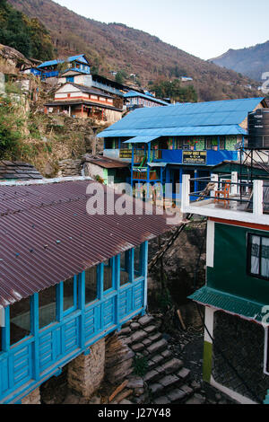 Le village d'Ulleri dans la région de l'Annapurna au Népal. L'un des nombreux villages le long des itinéraires de randonnée populaire dans cette région, la plupart des gens ici vivent Banque D'Images