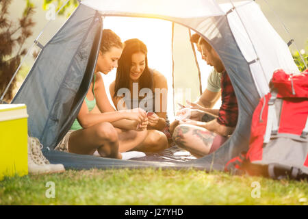 Fiends heureux tente de s'amuser sur voyage de camping profitez en vacances ensemble Banque D'Images