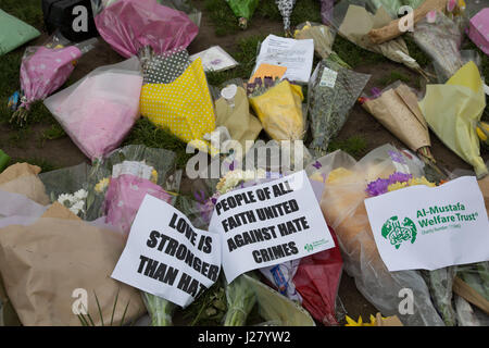Fleurs et Memorial Avis aux PC Keith Palmer qui a été tué au cours de l'attaque terroriste de Westminster à Londres, Angleterre, Royaume-Uni. Banque D'Images
