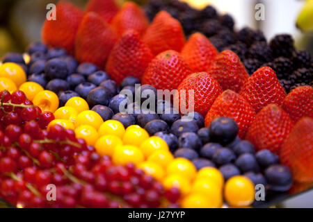 Variété de fruits frais assortiment de Fraises Framboises Groseilles bleuets Banque D'Images