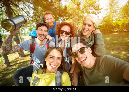 Groupe de randonneurs prend photo dans la nature Banque D'Images