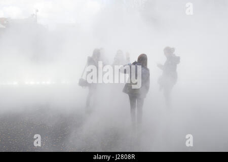 Artiste japonaise Fujiko Nakaya's nuage de brume, brouillard sculpture à l'extérieur de l'interrupteur de la Tate Modern House dans le cadre d'un nouveau programme d'expositions en direct le 31 mars 2017 à Londres, Royaume-Uni. Fujiko Nakaya est connue pour ses sculptures immersif, fabriqué à partir de la vapeur d'eau, qui sont très interactifs avec l'art public. Banque D'Images