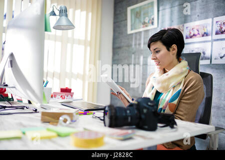 Photograherand jeune designer graphique au travail in office Banque D'Images