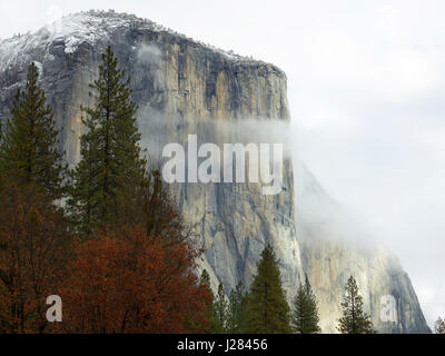 Low angle view of Rocky Mountains contre ciel à Yosemite National Park Banque D'Images